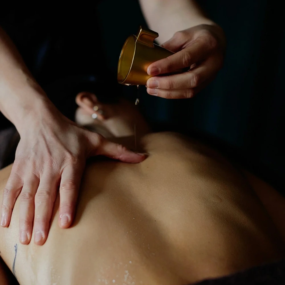 Foto delle mani di una massaggatrice presso Benessere Musaj che effettuano un massaggio sulla schiena. Il massaggio viene effettuato presso Benessere Musaj